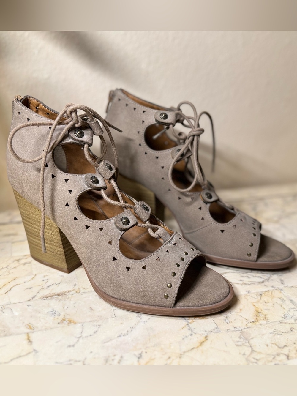 BKE Lace-Up Cutout Peep Toe Sandals - Picture 3 of 9